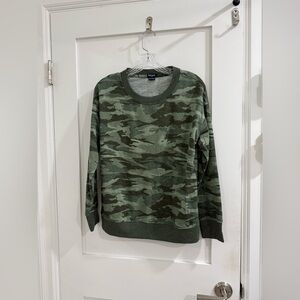 Splendid green camo long sleeve polyester pajama top (doesn’t come w/ pants)